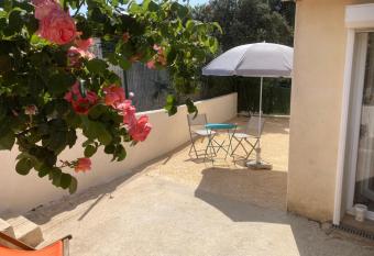 Petite maison avec terrasse et piscine has Balcony rooms