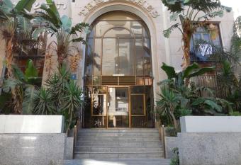 Bel appartement Kikar Hatzmaout, centre et plage allows 18 year olds to book a room