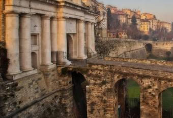 -Le Carillon- Jacuzzi Suite Priv   close to Bergamo has rooms with a private hot tub