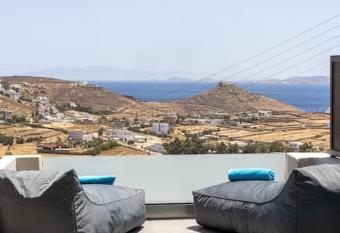 Pearl Suites and Villa Tinos has rooms with a private hot tub