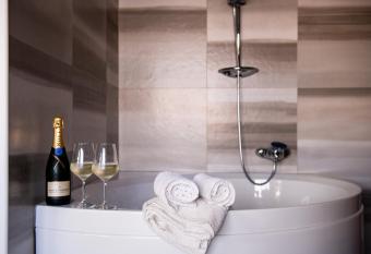 B&B Lo Scoglio - San Foca Beach allows 18 year olds to book a room