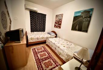 Hostel Backpackers has rooms with a private hot tub