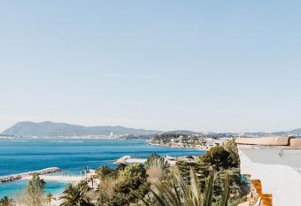 H  tel Les Voiles allows 18 year olds to book a room