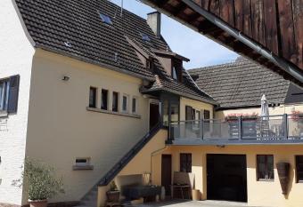 Les Hirondelles du MAMBOURG has Balcony rooms