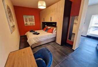 Comfy and cosy. allows 18 year olds to book a room