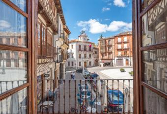 Hotel Rinc  n Castellano has rooms with a private hot tub