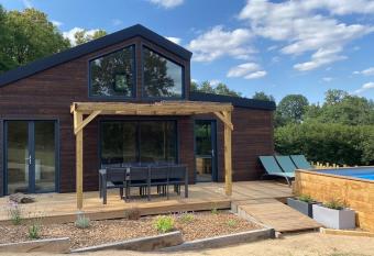 La Cabane du Petit Moulin has rooms with a private hot tub