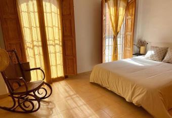 Apartamento mediterr  neo entre vi  edos allows 18 year olds to book a room