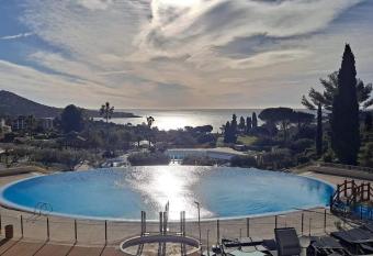 Village Cap Esterel, P2 face golf et mer has Balcony rooms