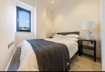 1 bed Apartment with parking & GYM allows 18 year olds to book a room