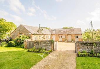 Little Cottage allows 18 year olds to book a room