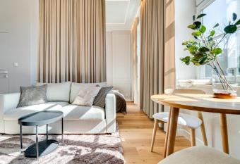 Poniatowskiego Parkside Studio~Parking and lift allows 18 year olds to book a room