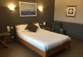 Le Pont Napol  on Moissac has rooms with a private hot tub