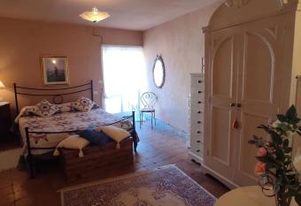 Casetta de  Calanchi - Scorcio su Civita allows 18 year olds to book a room