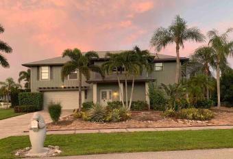 Stylish & Cheerful Marco Home w/ Awesome Location has Balcony rooms