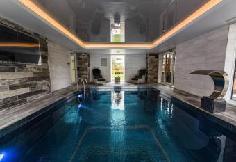 Majestic Villa: A Gated Oasis has rooms with a private hot tub