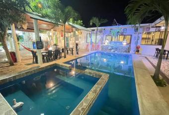 Casa vacacional + piscina con 3 dormitorios, 11 camas + Ba  os privado en cada dormitorio en General Villamil Playas-Ecuador has rooms with a private hot tub