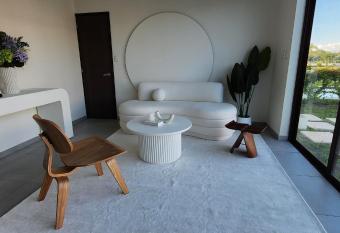 Villa frente a estero con piscina en Costa del Sol has rooms with a private hot tub