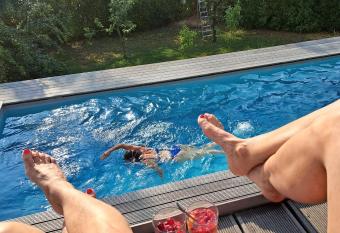 Ferienwohnung Rheinblick, ruhig, Aussicht, Gartennutzung, Sport-Pool has Balcony rooms