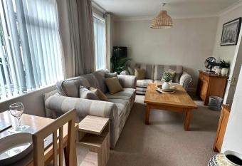 Lovely 2 bed apartment sleeps 5 has Balcony rooms
