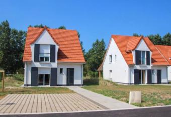 Beautiful detached holiday home at only 800 m from the sea has Balcony rooms