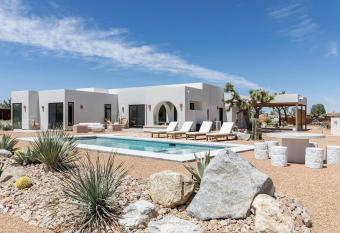 Moroccan Swim House- Joshua Tree Mia Riad has rooms with a private hot tub