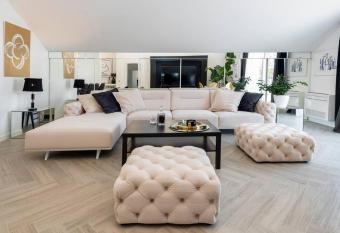 Big & Cute has rooms with a private hot tub