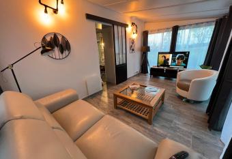 Les maisons du phare has rooms with a private hot tub