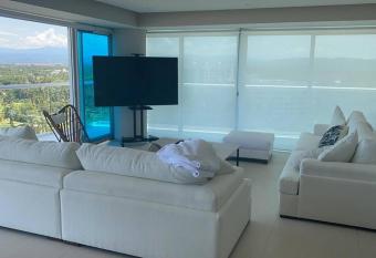 Incre  ble Depa en la mejor zona de Acapulco. has rooms with a private hot tub