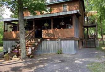 Rustic Family Cabin has Balcony rooms