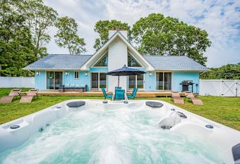 Hamptons retreat w/ hot tub + loft only minutes to the beach has Balcony rooms