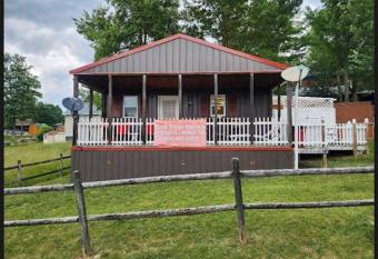 Cottage with Private Hot Tub has rooms with a private hot tub
