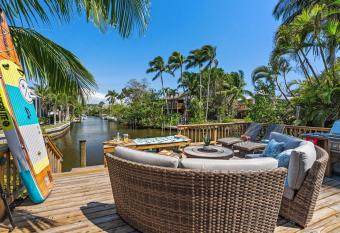 Boaters Bayshore Bungalow has Balcony rooms