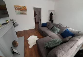 Fabulous Holiday Home - sleeps 7 has Balcony rooms