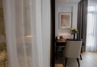 Montgomerie Links Hotel & Villas has rooms with a private hot tub