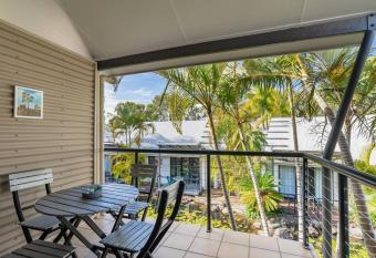 Upstairs 1 Bedroom Unit in Noosaville Resort has rooms with a private hot tub