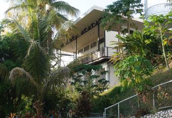 noemi apartments samara beach A-2 allows 18 year olds to book a room