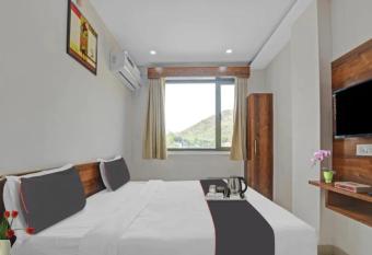 HOTEL JMM has rooms with a private hot tub