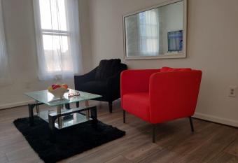 Charming Beautiful Luxury Apartment allows 18 year olds to book a room