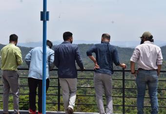 Hilltop valley has Balcony rooms