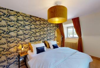 Les chambres de la Vaulx-Renard allows 18 year olds to book a room