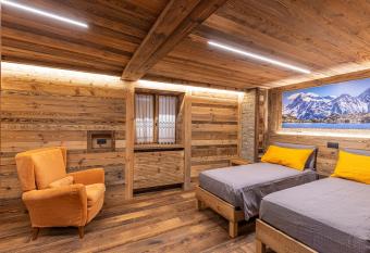 ValmalencoAlpina has Balcony rooms