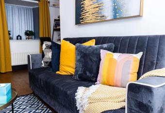 TD Carsh Wolverhampton - Luxurious 2 Bed House - Sleeps 6 - Perfect for Long Stay Workers - Leisure - Families allows 18 year olds to book a room