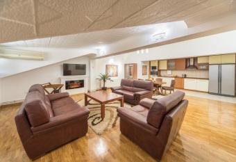 F Apartmani Kragujevac has rooms with a private hot tub