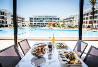 Courtyard Long Beach Resort has Balcony rooms
