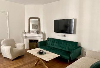 Apartment La D  fense Porte Maillot allows 18 year olds to book a room