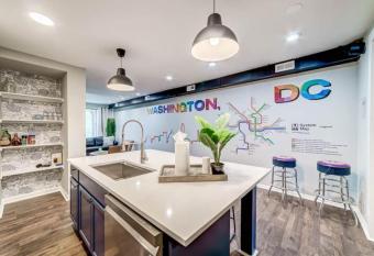 TheWrightStays Art Haven at Fairlawn Gardens has rooms with a private hot tub