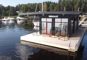 StagHorn floating river house allows 18 year olds to book a room