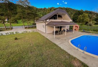 Villa Dora has rooms with a private hot tub