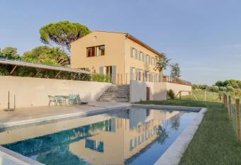 SUPERBE VILLA CONTEMPORAINE: PISCINE ET VUE MER has Balcony rooms